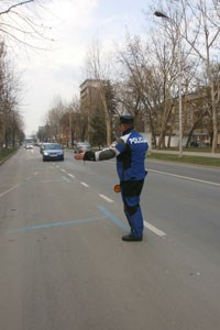 Slika /PU_VS/O nama-fotke/prometni_policajac_zaustavlja na cesti s leđa.jpg